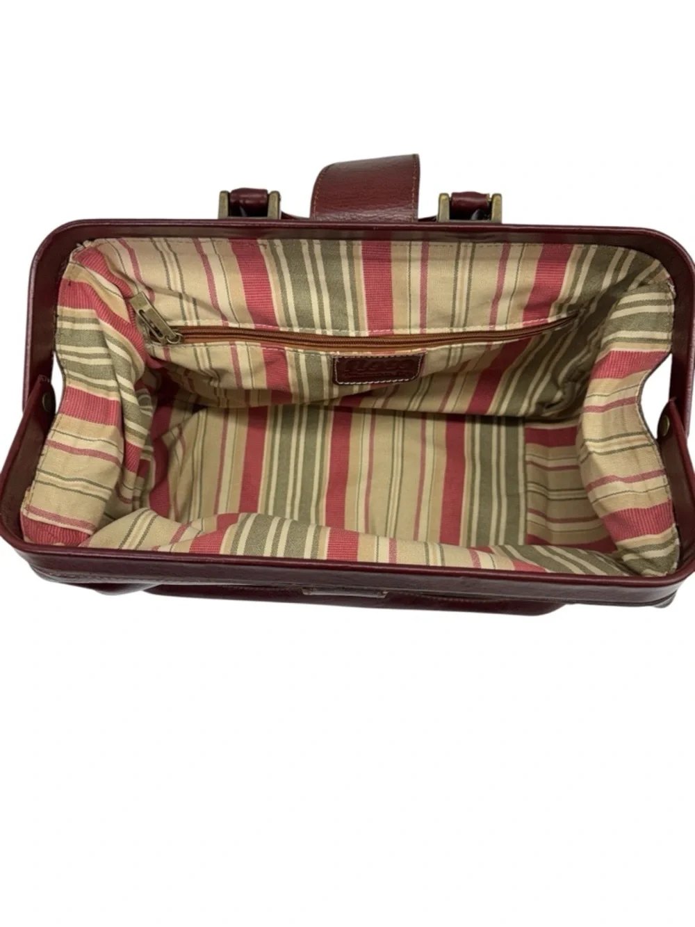 Floto Ciabatta is a modern take on the classic leather doctor bag,